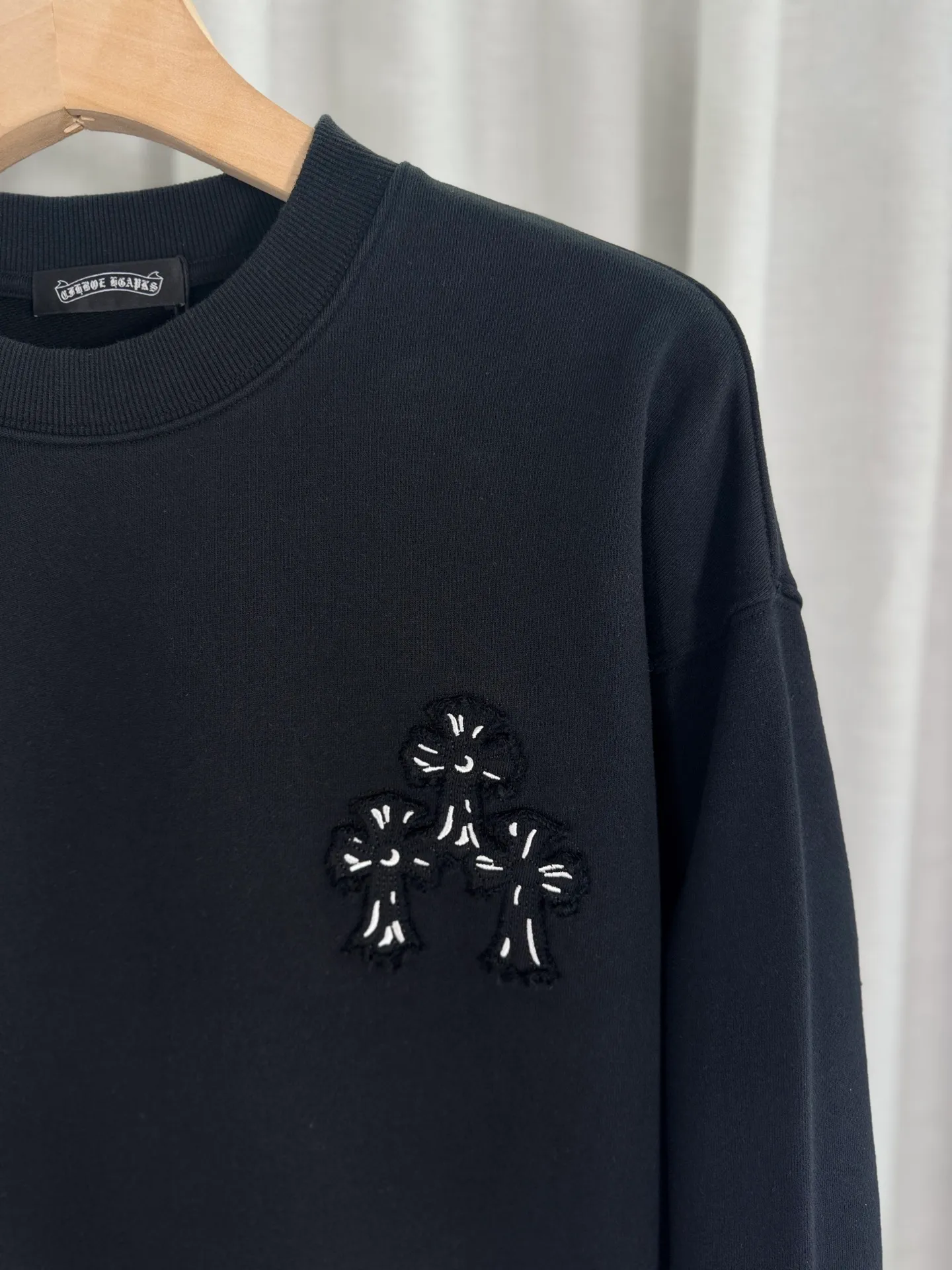 P260 top version, real shot without P, ​​different from market currency) 𝗖𝗵𝗿𝗼𝗺𝗲 𝗛𝗲𝗮𝗿𝘁𝘀/Cro Heart 2025 washed patch embroidery autumn and winter new original single counter American laser burnt 3D three-dimensional color embroidered couple casual sweatshirt 👑The highest version! Customized fabric 420g tripe terry fabric! American acid-washed and distressed original fabric laser burnt ✟appliqué embroidery and exquisite embroidery of letters! The best-selling model in the counter, very comfortable to wear. Accessories: original molded and authenticated collar label➕100% silk wash label. Genuine purchase-grade original hangtag➕matching hanging rope➕3D hanging beads➕original packaging bag. Craftsmanship: The original version has consistent wiring! The highest version of the armhole matching technique! Color: White Black Size: S M L XL Style No.: 25-303